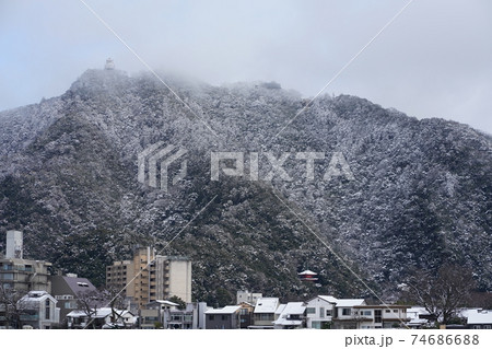 雪の日の金華山と岐阜城 雪の日の金華山と岐阜城 74686688