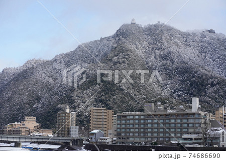 雪の日の金華山と岐阜城 雪の日の金華山と岐阜城 74686690