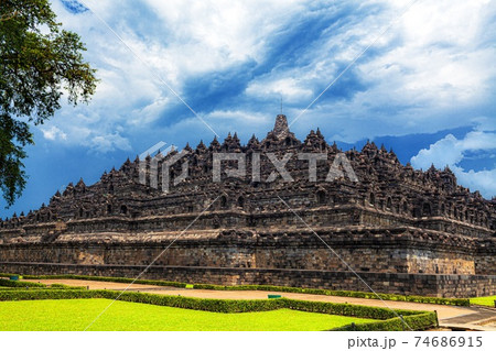 インドネシア・ボロブドゥール寺院遺跡群の風景 74686915