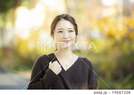 女性 屋外 女性 屋外 74687206