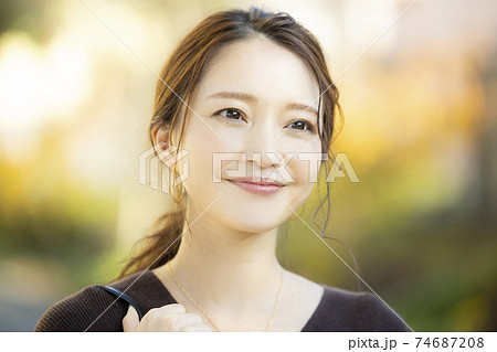 女性　屋外 74687208