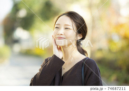 女性 屋外 女性 屋外 74687211