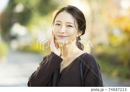 女性　屋外 74687213