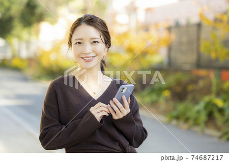 女性　屋外 74687217