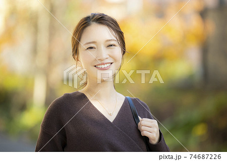 女性 屋外 女性 屋外 74687226