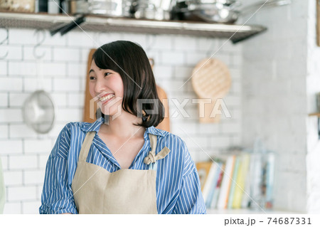 キッチンの主婦 キッチンの主婦 74687331