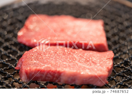 国産霜降り牛ステーキ　七輪（備長炭）で炭火焼き 74687652