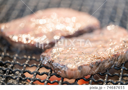 国産霜降り牛ステーキ 七輪(備長炭)で炭火焼き 国産霜降り牛ステーキ 七輪(備長炭)で炭火焼き 74687655