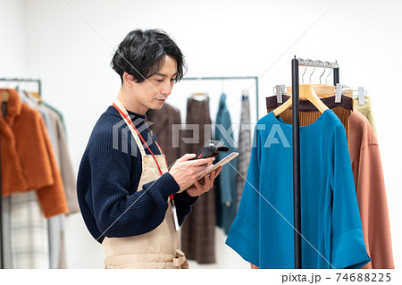 検品・品出しするアパレル店員の写真素材 [74688225] - PIXTA