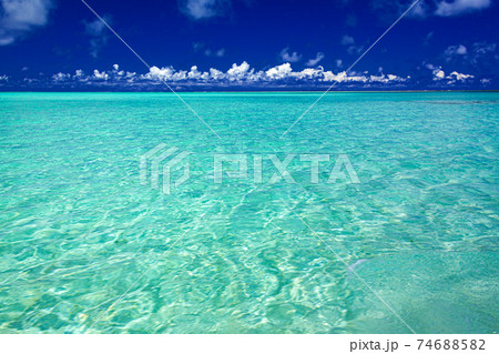 鹿児島県・与論島 夏の百合ヶ浜の風景 74688582