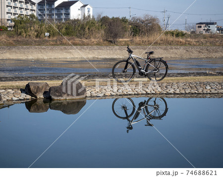 晴れの日のサイクリングと池に映り込む自転車 74688621
