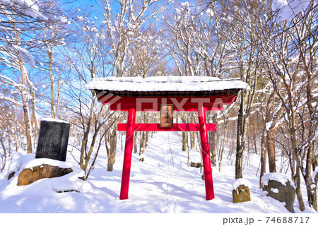 宮城県七ヶ宿町 雪の長老神社の赤い鳥居 宮城県七ヶ宿町 雪の長老神社の赤い鳥居 74688717