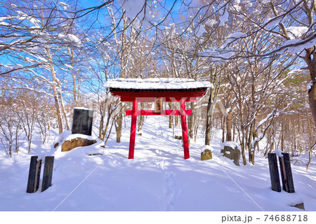 宮城県七ヶ宿町 雪の長老神社の赤い鳥居 宮城県七ヶ宿町 雪の長老神社の赤い鳥居 74688718