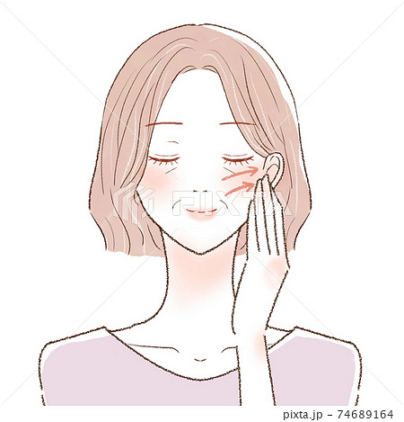 顔のリフトアップをする中年女性 顔のリフトアップをする中年女性 74689164