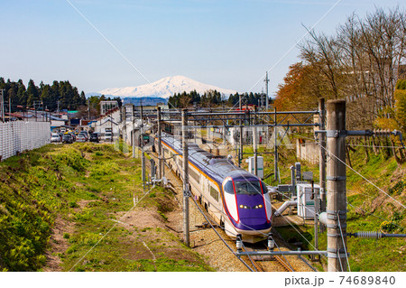 残雪の鳥海山とつばさ 74689840