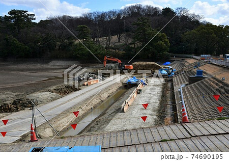 冬の大池公園 堰堤耐震補強工事中 冬の大池公園 堰堤耐震補強工事中 74690195