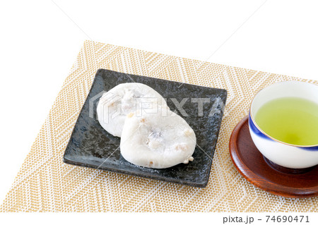 くるみ入り大福と日本茶で一服 74690471