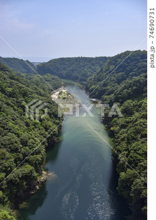松峯大橋眼下の安房川 74690731
