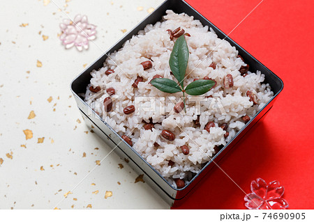日本食:お赤飯・おこわ・重箱詰めのお赤飯 日本食:お赤飯・おこわ・重箱詰めのお赤飯 74690905