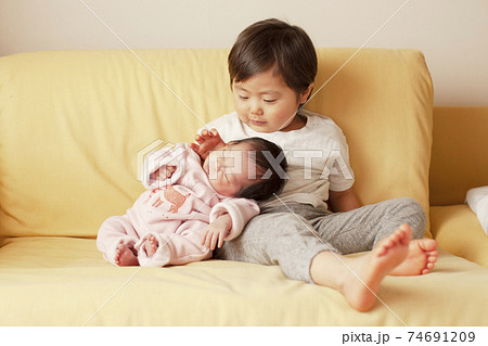妹の面倒をみるお兄ちゃん 74691209