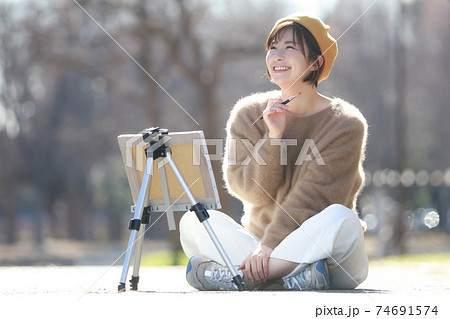 絵を描く女性 74691574