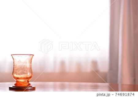 明るい窓辺に アール・デコ ガラスベース. 英国アンティーク ウォールナットテーブルに(ソフト焦点) 明るい窓辺に アール・デコ ガラスベース. 英国アンティーク ウォールナットテーブルに(ソフト焦点) 74691874