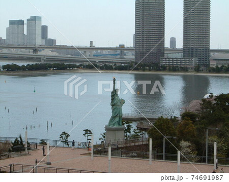 東京お台場、グランドニッコー東京台場から見た朝の自由の女神 東京お台場、グランドニッコー東京台場から見た朝の自由の女神 74691987