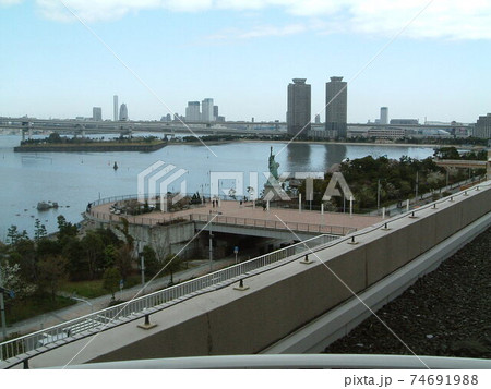 東京お台場、グランドニッコー東京台場から見た朝の自由の女神 東京お台場、グランドニッコー東京台場から見た朝の自由の女神 74691988