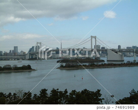東京お台場、グランドニッコー東京台場から見た朝のレインボーブリッジ 東京お台場、グランドニッコー東京台場から見た朝のレインボーブリッジ 74691989