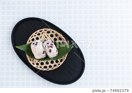 日本食:赤飯のおにぎり ワンハンドで食べるリモート飯 日本食:赤飯のおにぎり ワンハンドで食べるリモート飯 74692379