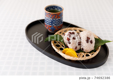 日本食:赤飯のおにぎり ワンハンドで食べるリモート飯 日本食:赤飯のおにぎり ワンハンドで食べるリモート飯 74692386