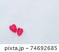 雪の上に落ちている山茶花のハートの花びら　冬イメージ 74692685