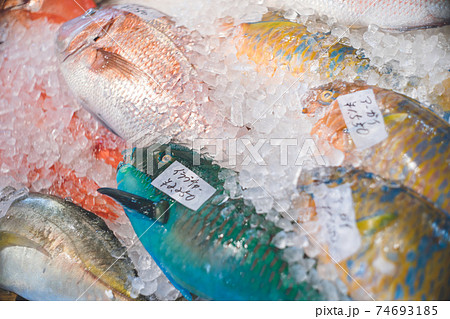 カラフルな鮮魚が並ぶ沖縄の市場の写真 カラフルな鮮魚が並ぶ沖縄の市場の写真 74693185