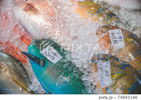 カラフルな鮮魚が並ぶ沖縄の市場の写真 74693186
