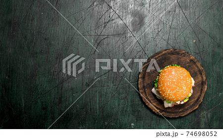 Fresh burger with beef, bacon and fresh vegetables. 74698052