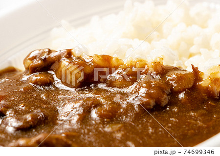 カレーライスのアップ。 74699346
