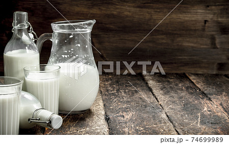 Fresh cow's milk. Fresh cow's milk. 74699989