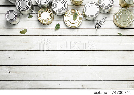 Tin cans with food and opener. Tin cans with food and opener. 74700076