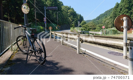 晴れた日の土山峠とクロスバイク 74700371