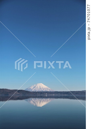 洞爺湖と羊蹄山 74701077