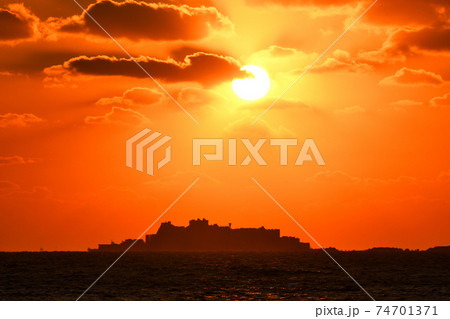 軍艦島の夕景 74701371