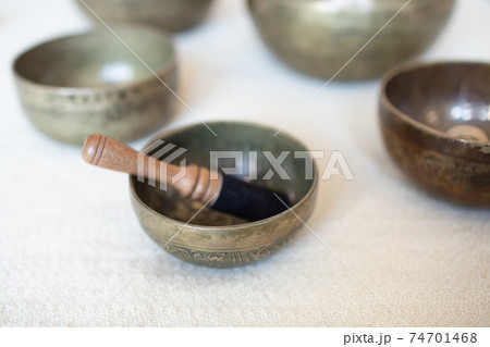 ベッドの上に置かれたシンギングボウル、チベットボウル。 ベッドの上に置かれたシンギングボウル、チベットボウル。 74701468