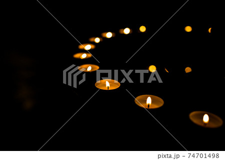 ドイツ、アーヘンのアーヘン大聖堂のキャンドル 74701498