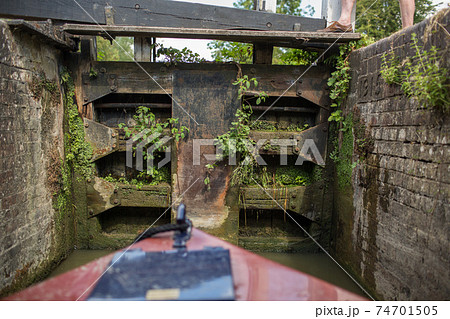 オックスフォード運河を運航中のナローボートからのアレンズロック、手動ロック、水門への眺め。 74701505
