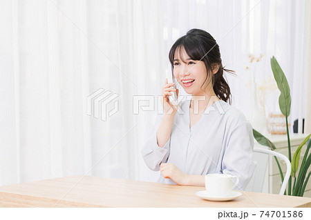 電話で話をする若い女性 74701586