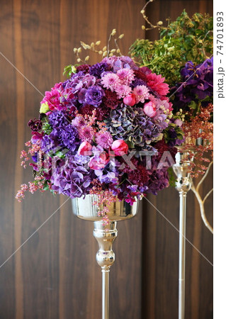 赤紫ピンク色の花のフラワーアレンジメント 赤紫ピンク色の花のフラワーアレンジメント 74701893