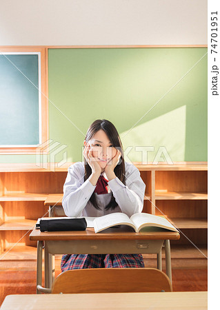 教室で頬杖をつく高校生 女子高生 教室で頬杖をつく高校生 女子高生 74701951