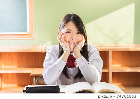 教室で頬杖をつく高校生　女子高生 74701953