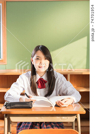 教室で勉強をする高校生 女子高生 受験生 教室で勉強をする高校生 女子高生 受験生 74701954