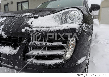 着雪した車のイメージ 74702072